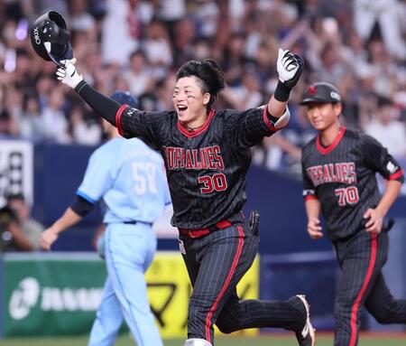 　１２回、サヨナラ本塁打を放ちガッツポーズで本塁へ向かう広岡（撮影・立川洋一郎）