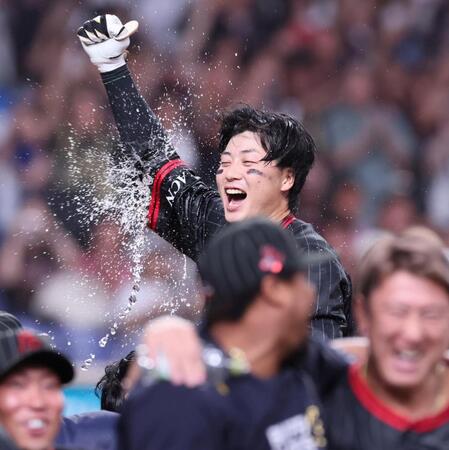 　１２回、サヨナラ本塁打を放ちナインの祝福に笑顔を見せる広岡（撮影・立川洋一郎）