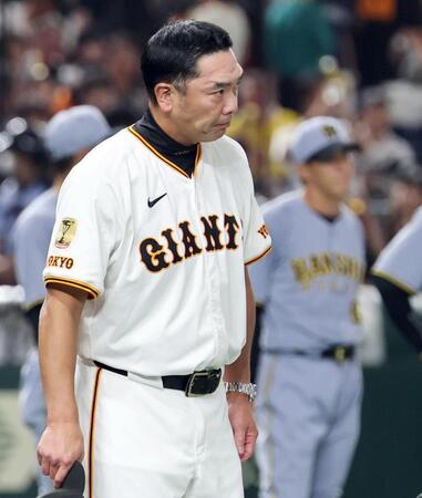 　阪神に敗れ、厳しい表情を見せる阿部監督