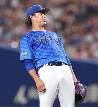 　４回、ボスラーに四球を与え、残念がる藤浪（撮影・北村雅宏）