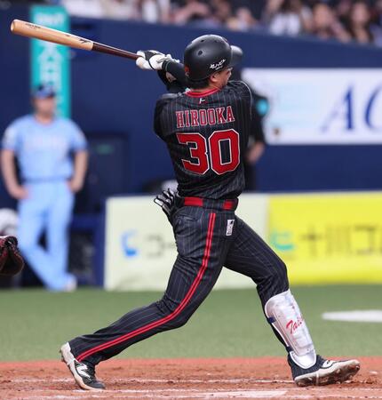 　１２回、左翼スタンドへサヨナラ本塁打を放つ広岡（撮影・立川洋一郎）