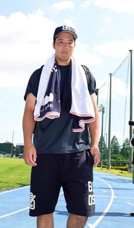 　球場から寮まで歩いて帰る青柳（撮影・佐藤厚）