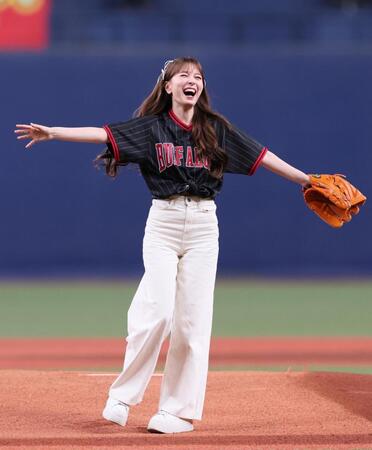 【写真】「くっそかわいくて震える」美人歌姫が京セラ降臨　キュートな投球姿に反響「上品で綺麗だなー」「かわええ！」