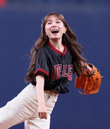 　始球式を務めるＭａｙ　Ｊ．（撮影・立川洋一郎）