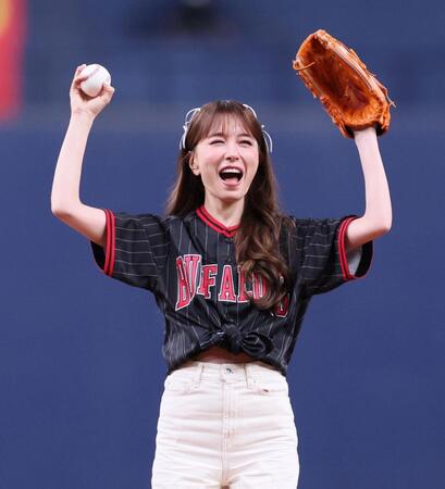 　始球式を務めるＭａｙ　Ｊ．（撮影・立川洋一郎）