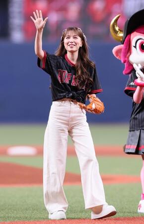 　始球式を終えてスタンドに手を振るＭａｙ　Ｊ．（撮影・立川洋一郎）