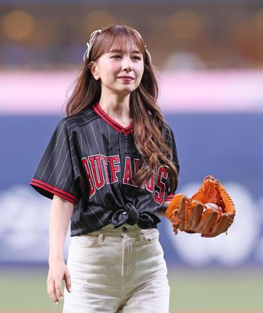 　始球式を務めたＭａｙ　Ｊ．（撮影・立川洋一郎）