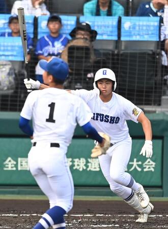 　１回、県岐阜商・宮川が右中間へ先制の２点二塁打を放つ