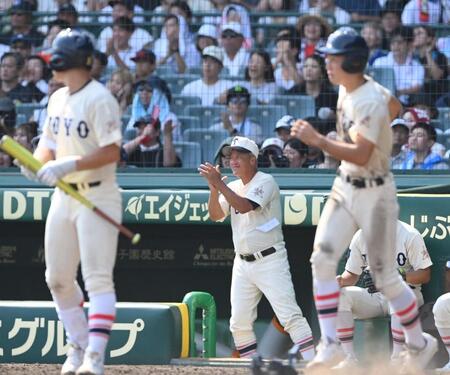 　５回、白鳥翔哉真の適時打に手をたたく東洋大姫路・岡田龍生監督（中央）＝撮影・西田忠信