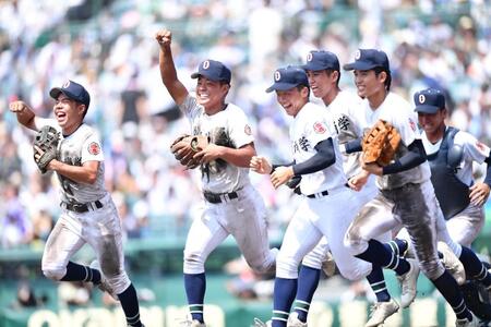 　準々決勝進出を決めガッツポーズを決めて駆け出す沖縄尚学ナイン（撮影・開出牧）