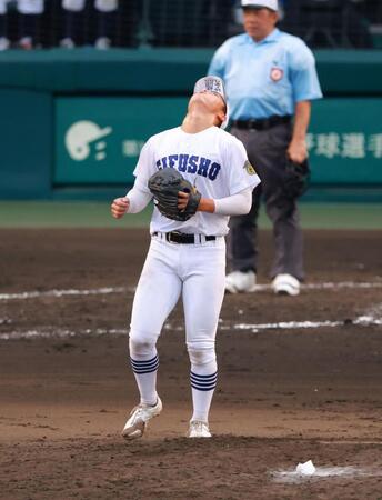 　最後の打者を打ち取り天を仰ぐ県岐阜商・柴田（撮影・石湯恒介）