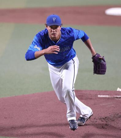 　１回、岡林の放ったゴロの処理にマウンドを駆け降りる藤浪（撮影・北村雅宏）