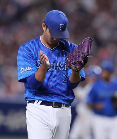 　５回裏を無得点に抑え、グラブをたたく藤浪