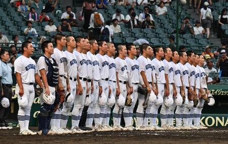 　明豊に勝利し準々決勝進出を決め、整列する県岐阜商ナイン