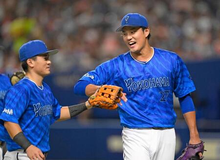 　４回のピンチを切り抜け、林（左）とタッチを交わす藤浪