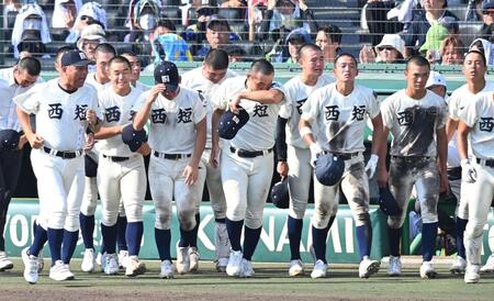 　東洋大姫路に敗れ、悔しがる西日本短大付の選手たち