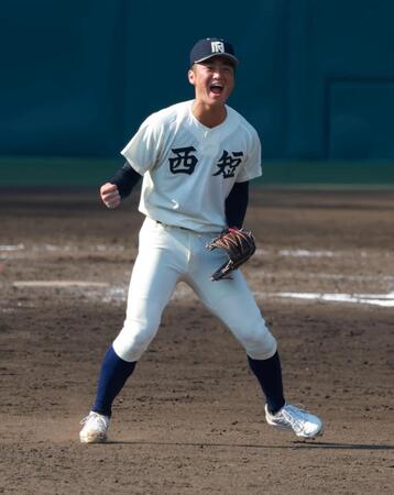 　９回を３人で抑え笑顔を見せる西日本短大付・中野（撮影・石湯恒介）