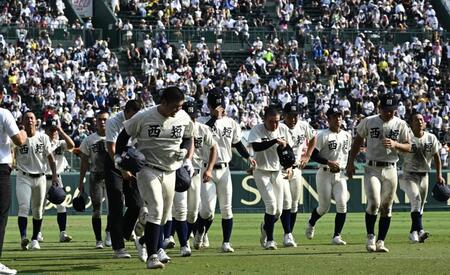 　東洋大姫路に敗れ、肩を落として引き揚げる西日本短大付ナイン