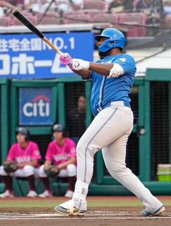 　１回、レイエスが左中間に先制二塁打を放つ