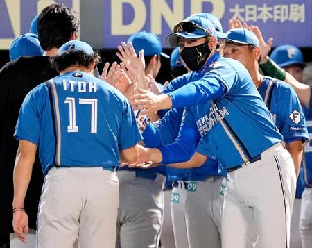 　１２勝目を挙げた伊藤（17）をねぎらう新庄監督