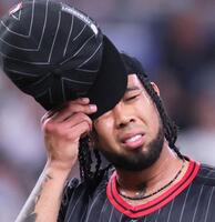 　４回、長谷川に四球を与えて顔をしかめるエスピノーザ（撮影・立川洋一郎）