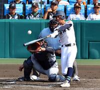 　３回、左越えに勝ち越し適時二塁打を放つ沖縄尚学・比嘉大登（撮影・山口登）