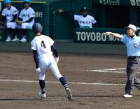 　３回、左越えに勝ち越し適時二塁打を放った沖縄尚学・比嘉大登は打球がスタンドに入りホームランと思いベースを回るも、塁審に二塁へ戻るように指示される（撮影・山口登）