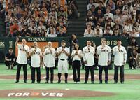 プレイボールコールを行う（左から）中畑清氏、堀内恒夫氏、王貞治氏、巨人・阿部慎之助監督、長嶋三奈さん、原辰徳氏、松井秀喜氏、高橋由伸氏＝１６日