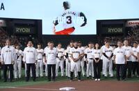 三塁ベース前で記念撮影する（左から）松井秀喜氏、原辰徳氏、山口寿一オーナー、阿部監督、長島三奈さん、堀内恒夫氏ら＝１６日