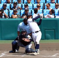 　１１回、左越えに適時三塁打を放つ沖縄尚学・宜野座恵夢（撮影・山口登）