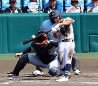 　７回、中前に同点適時打を放つ沖縄尚学・真喜志拓斗（撮影・山口登）