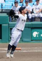 　１０回裏を無失点でしのぎ、喜ぶ沖縄尚学・末吉