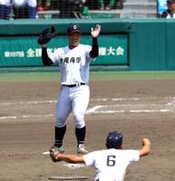 　タイブレークを制しベスト８進出を決め喜ぶ沖縄尚学・末吉良丞（撮影・山口登）