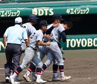 　試合終了し、仙台育英・吉川陽大（右）はナインに抱えられ整列に向かう（撮影・山口登）