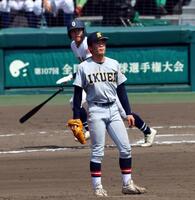 　１１回、仙台育英・吉川陽大は沖縄尚学・宜野座恵夢に適時三塁打を許す（撮影・山口登）