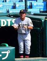 　６回、ベンチから指示を出す仙台育英・須江航監督（撮影・山口登）