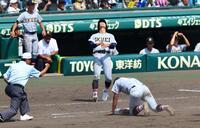 　１０回、仙台育英・中岡の一直で一塁走者の仙台育英・高田庵冬は帰塁できず併殺となる（撮影・山口登）