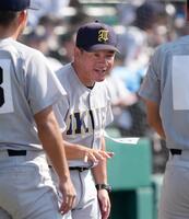 　ベンチ前でナインを迎える仙台育英・須江監督