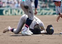 　１１回、最後の打者となり、グラウンドにうずくまる仙台育英・吉川