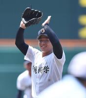 　１１回、仙台育英・吉川陽大を二ゴロに打ち取り会心の笑みを浮かべる沖縄尚学・末吉良丞（撮影・開出牧）