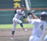 　３回、津田学園・伊藤璃空を空振り三振に仕留める横浜・織田翔希（撮影・開出牧）