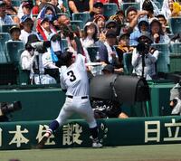 　８回、横浜・小野舜友は津田学園・伊藤璃空の飛球を好捕する（撮影・山口登）