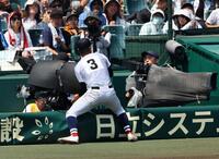 　８回、横浜・小野舜友は津田学園・伊藤璃空の飛球を好捕する（撮影・山口登）