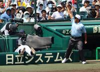 　８回、横浜・小野舜友は津田学園・伊藤璃空の飛球を好捕する（撮影・山口登）