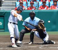 　２回、左前打を放つ横浜・為永皓。津田学園の守備が乱れ先制する（撮影・山口登）