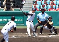 　６回、中前に適時打を放つ横浜・小野舜友（撮影・山口登）