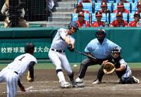 　８回、右前に適時打を放つ横浜・阿部葉太（撮影・山口登）