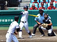 　８回、右前に適時打を放つ横浜・奥村頼人（撮影・山口登）