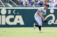 　３回、横浜・為永の左前打を津田学園・田中が後逸。打者走者の生還も許す