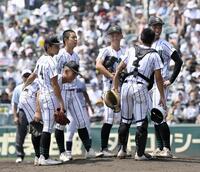 　３回、先制を許しマウンドに集まる津田学園ナイン